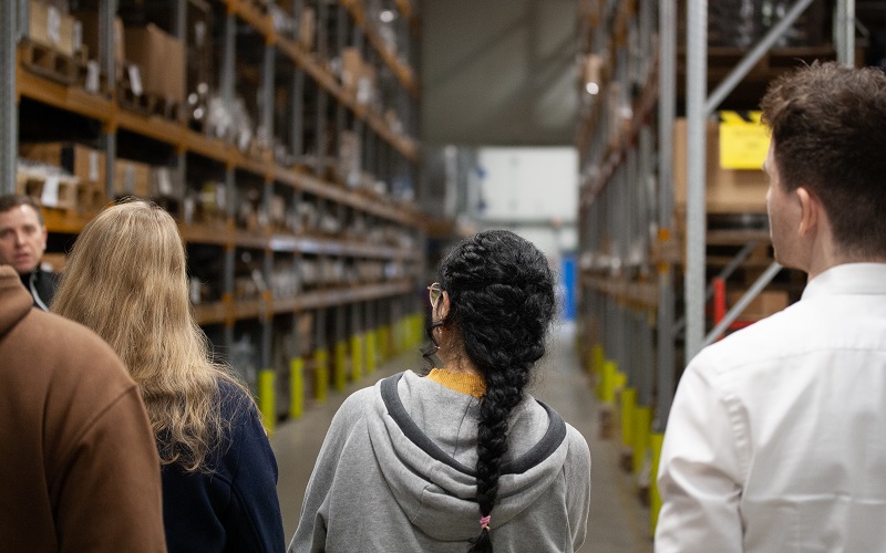 Stellenangebote für <b>Absolventen und Berufseinsteiger (Trainee, Werkstudenten & Azubis)</b>